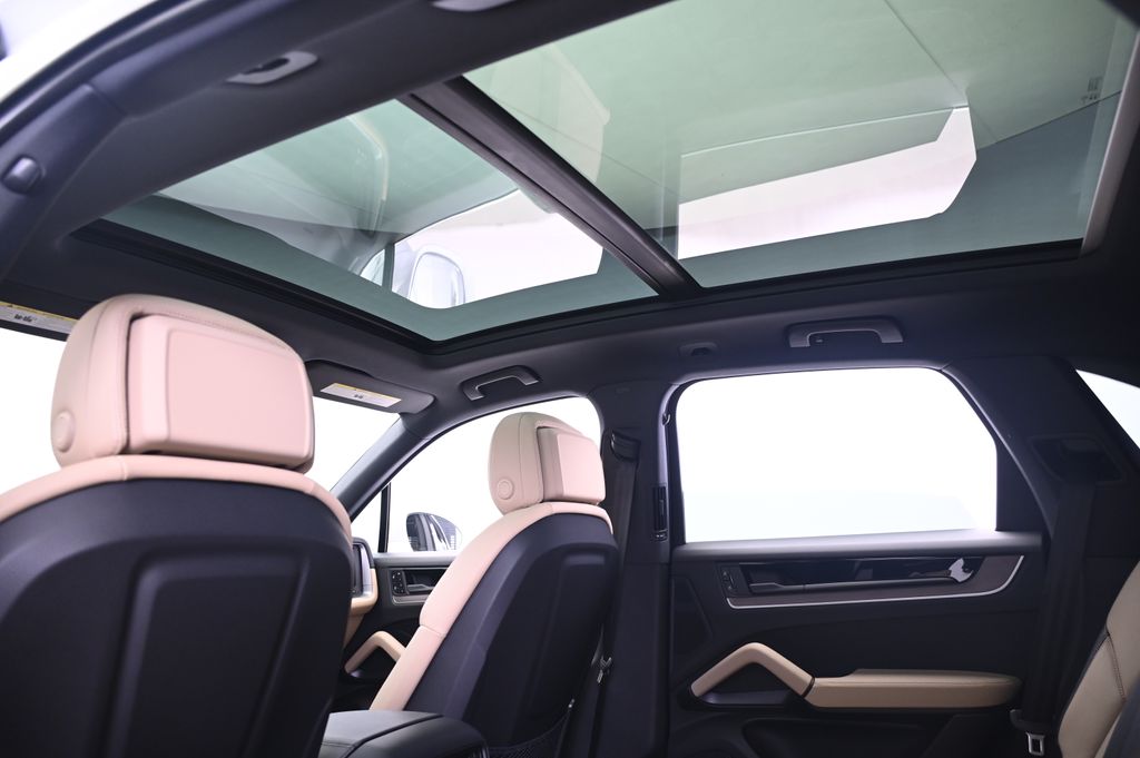 Thumbnail: 2025 Porsche Cayenne - 25