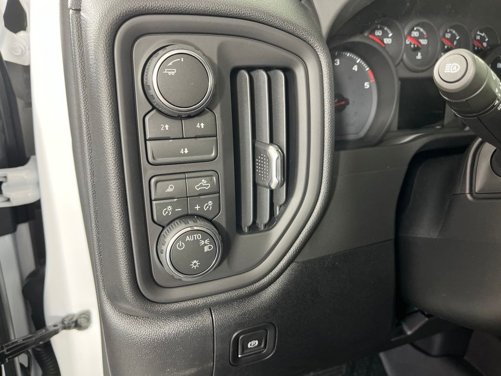 Thumbnail: 2026 Chevrolet Silverado 2500 - 32