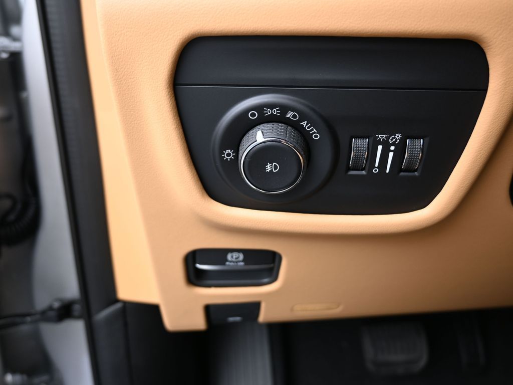 New 2025 Silver Zynith Jeep Summit image 28