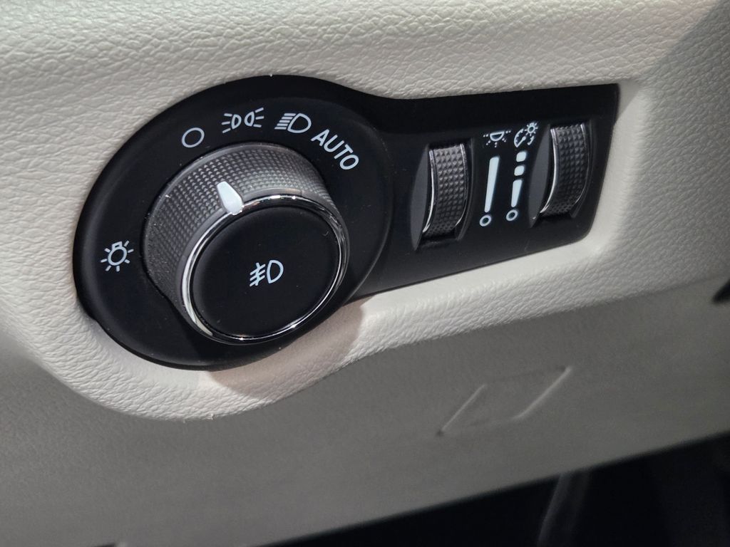 2023 Chrysler Pacifica Touring L photo