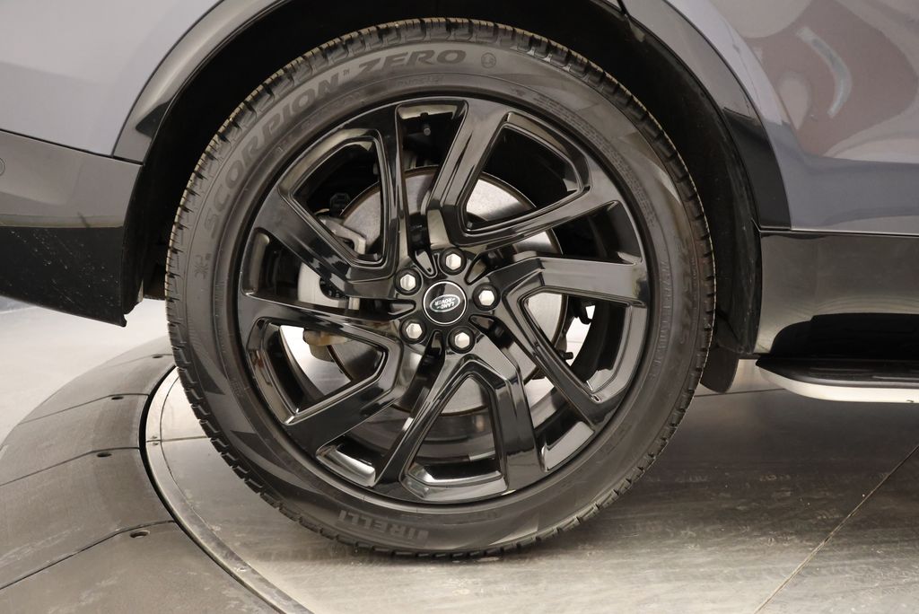 Thumbnail: 2025 Land Rover Discovery - 11