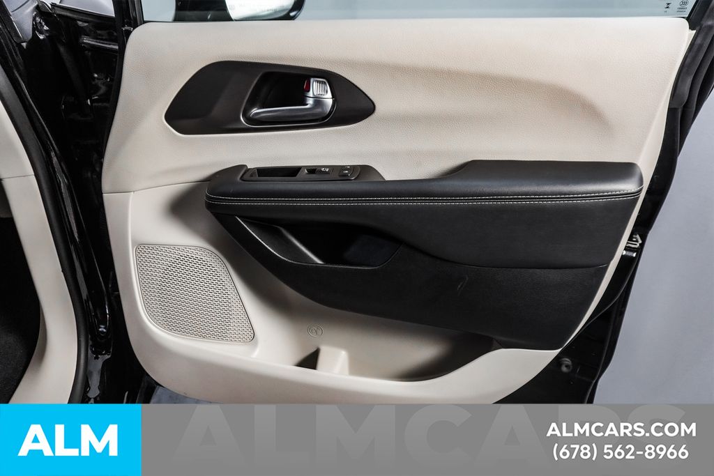 Used 2024 Black Chrysler Select image 43