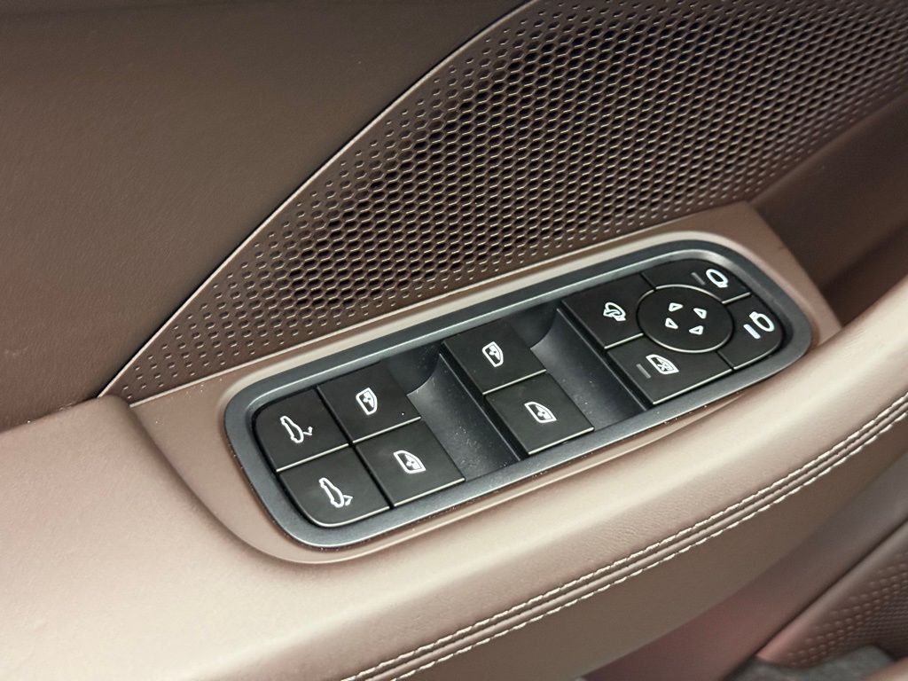 Thumbnail: 2025 Porsche Panamera - 20