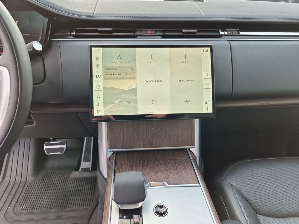 Used 2024 White Land Rover SE image 21
