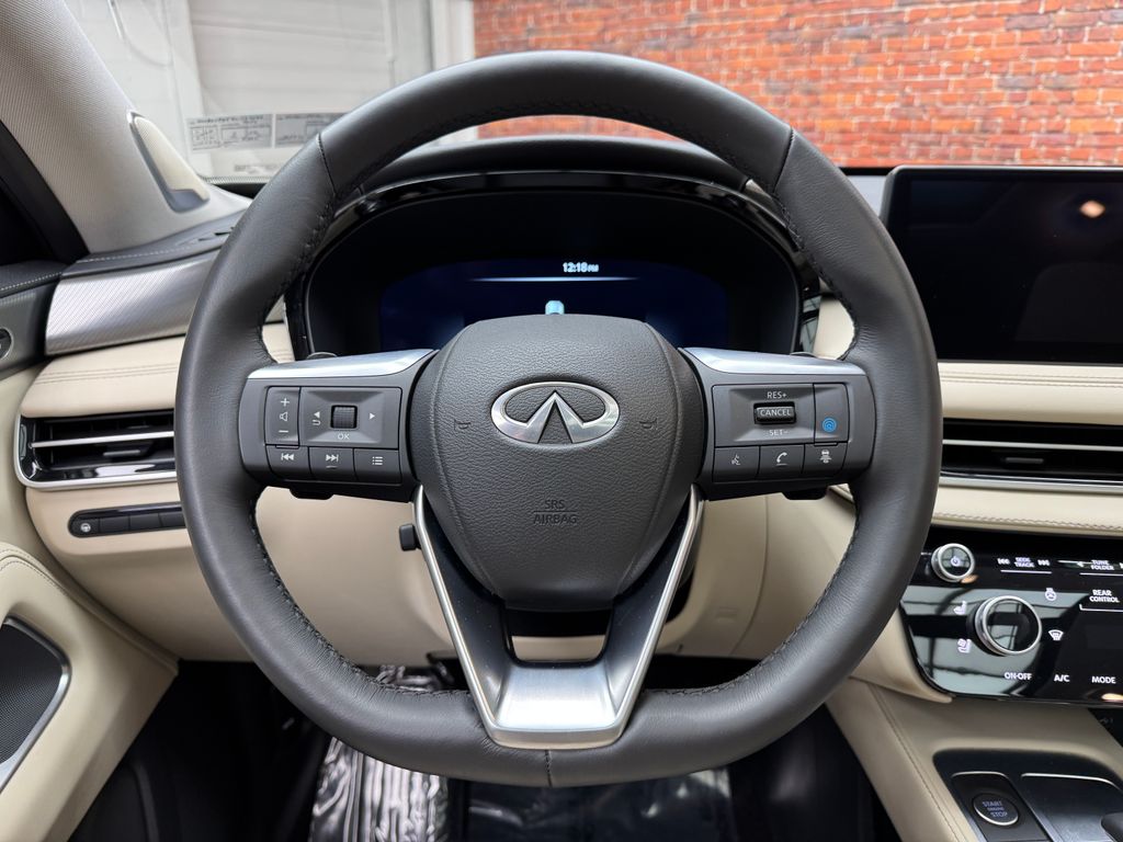 Used 2024 White INFINITI LUXE image 15