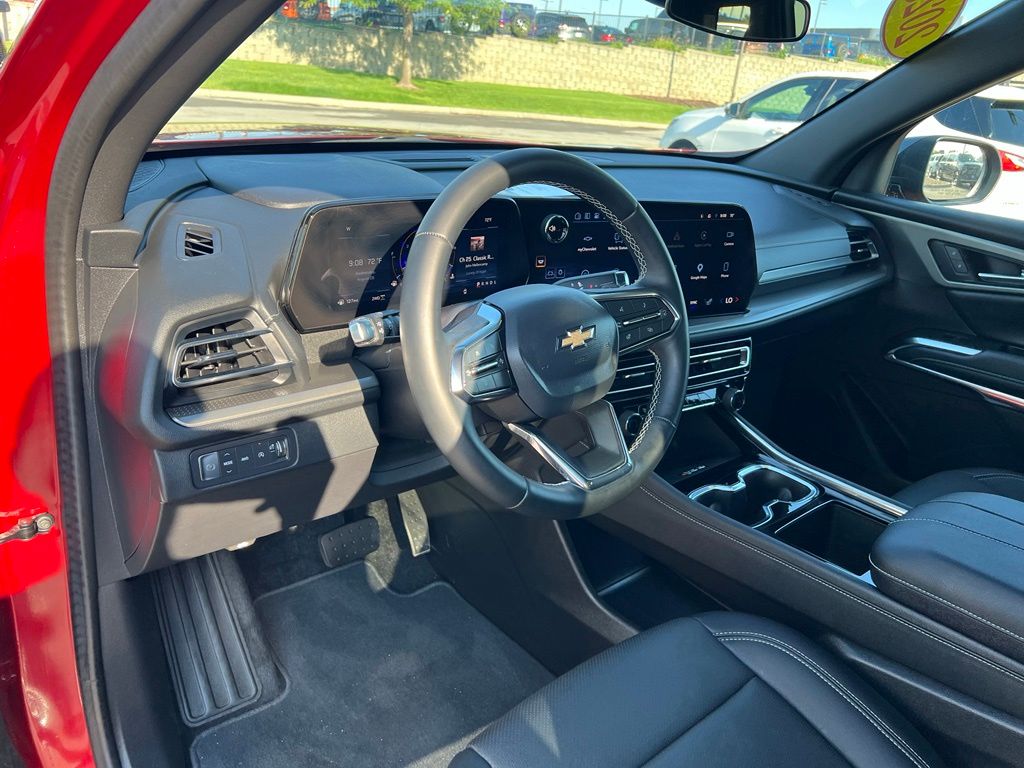 Used 2025 Chevrolet Traverse SUV