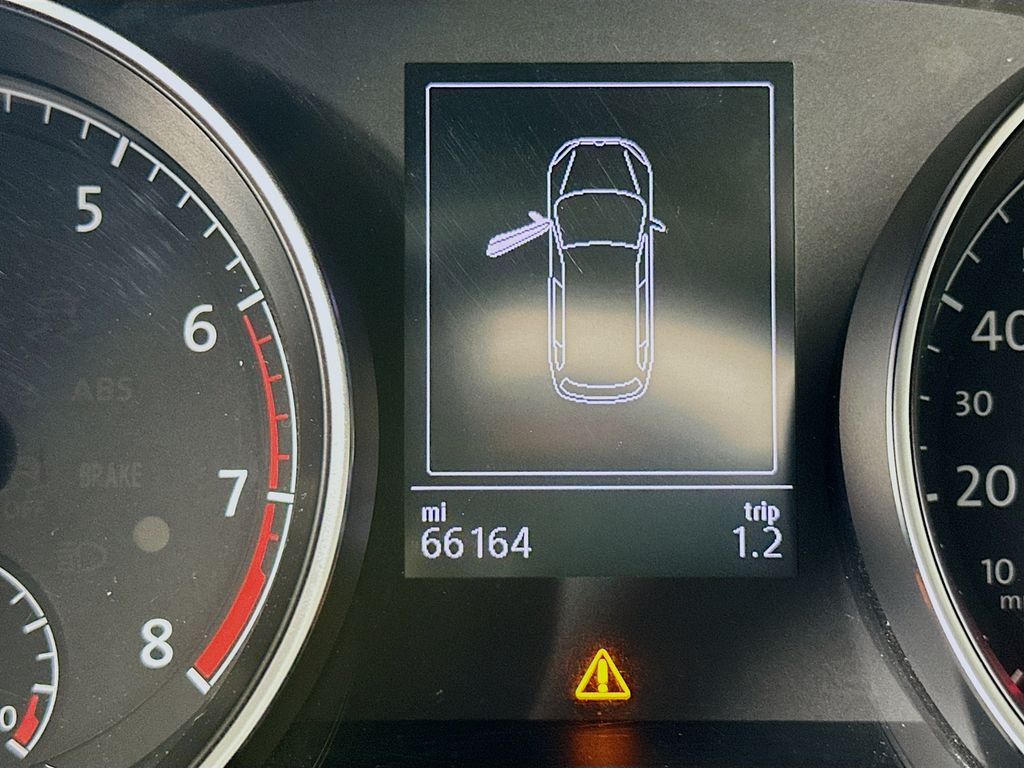 Thumbnail: 2018 Volkswagen e-Golf - 12