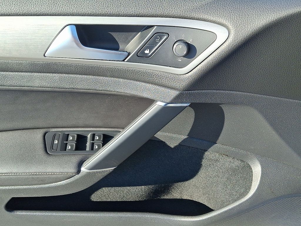 Thumbnail: 2015 Volkswagen Golf - 12