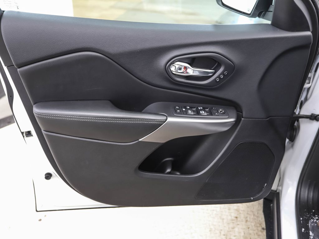 Thumbnail: 2019 Jeep Cherokee - 9