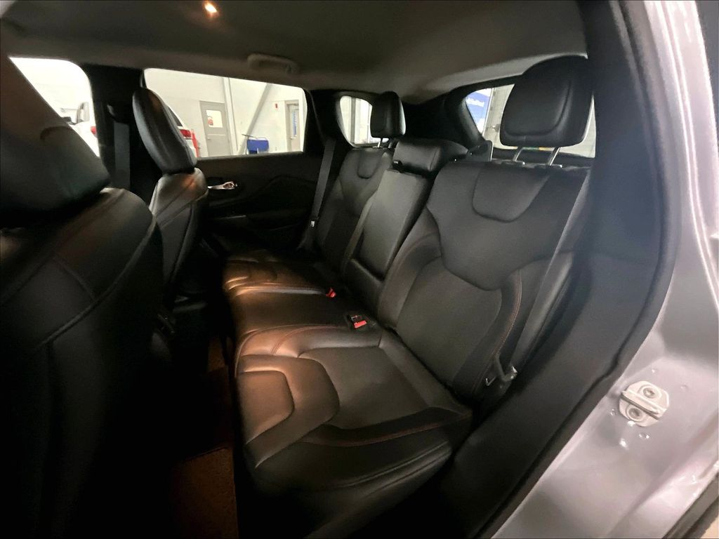 2021 Jeep Cherokee — photo 15