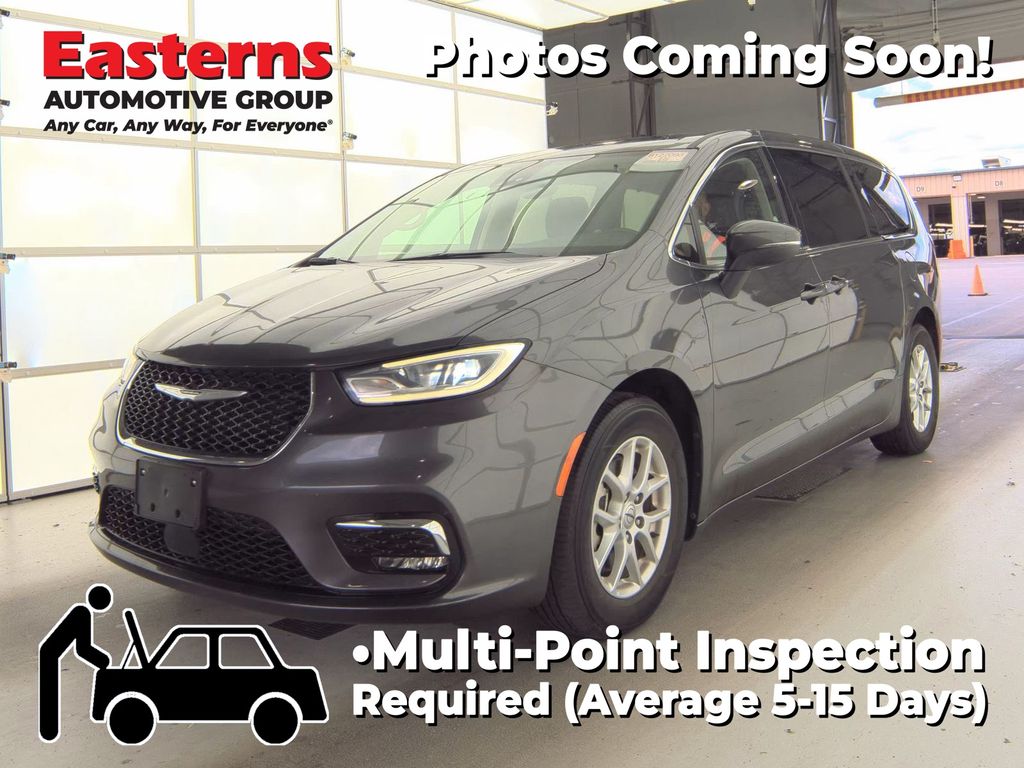 2023 Chrysler Pacifica Touring L's photo
