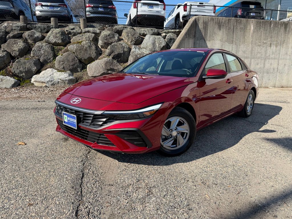 Ultimate Red 2025 Hyundai Elantra SE FWD Sedan Front-Wheel Drive Continuously Variable Transmission