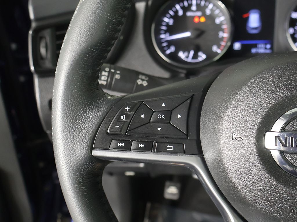 Used 2018 Blue Nissan SL image 39