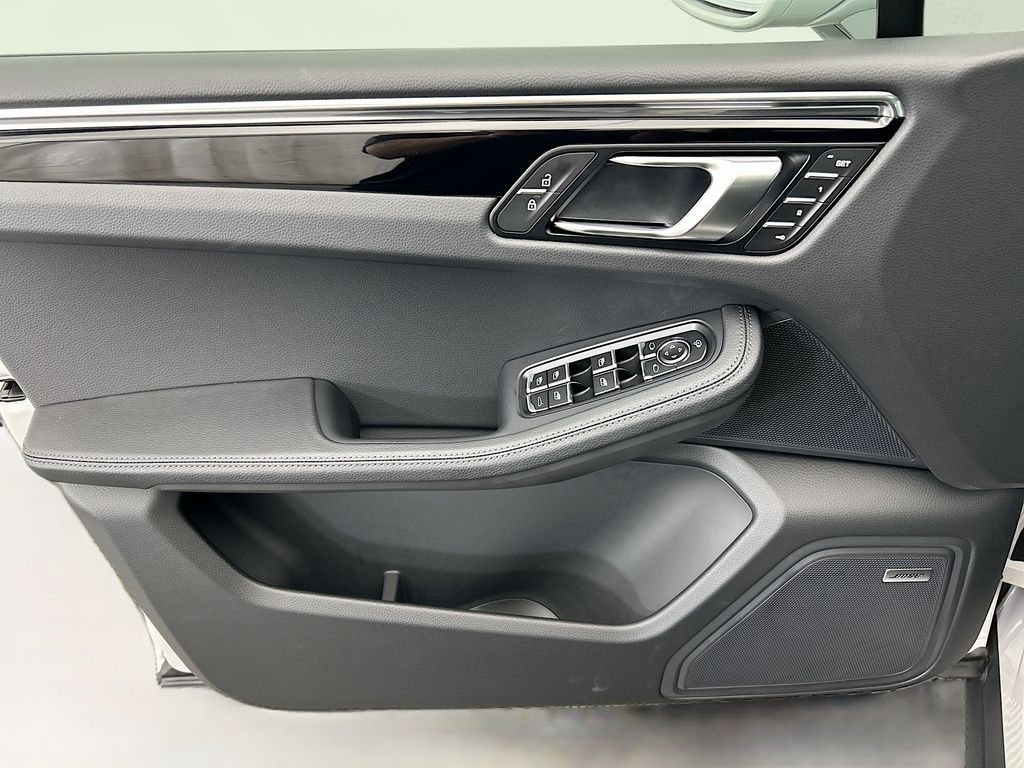 Thumbnail: 2026 Porsche Macan - 25