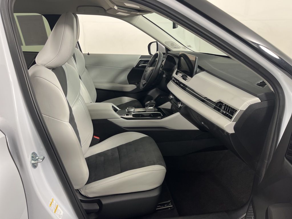 Thumbnail: 2025 Mitsubishi Outlander - 6