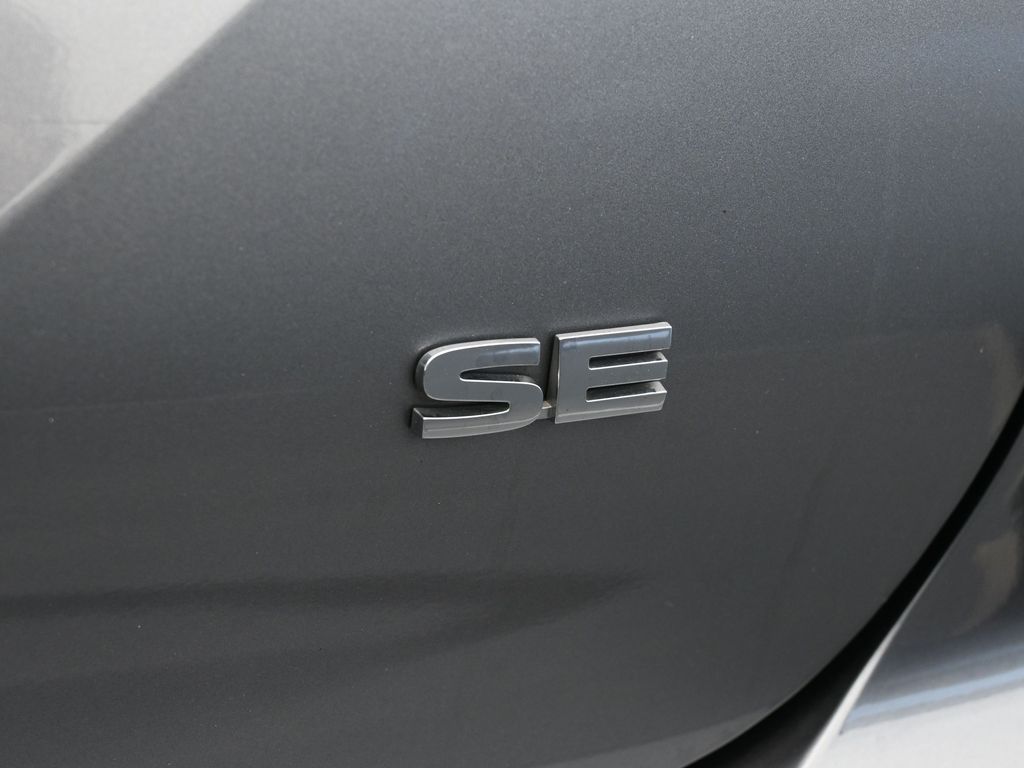 Used 2022 Silver Mitsubishi SE image 34