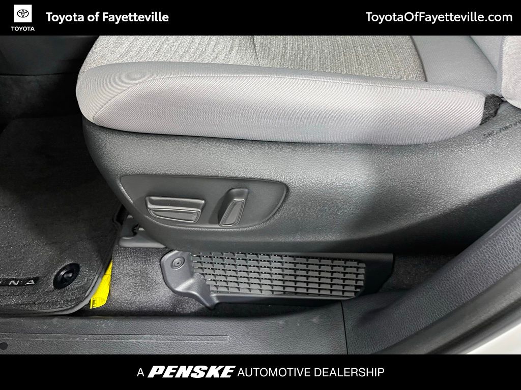 2025 Toyota Sienna LE 24