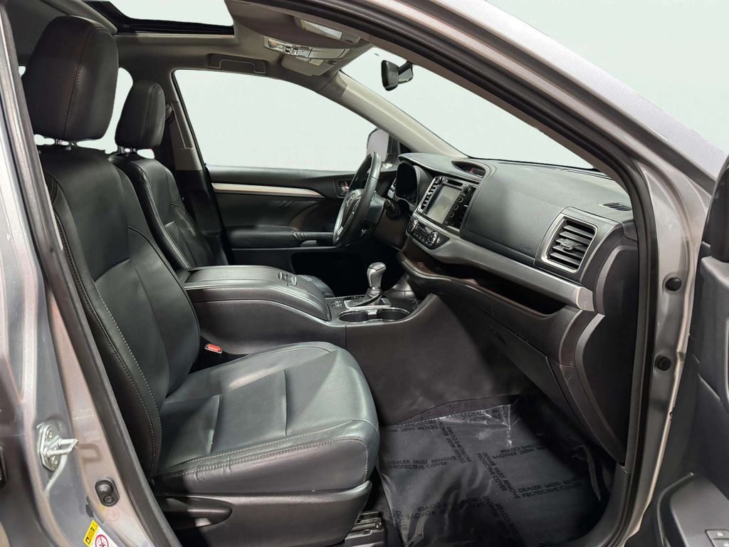 Used 2015 Silver Sky Metallic Toyota XLE V6 image 27