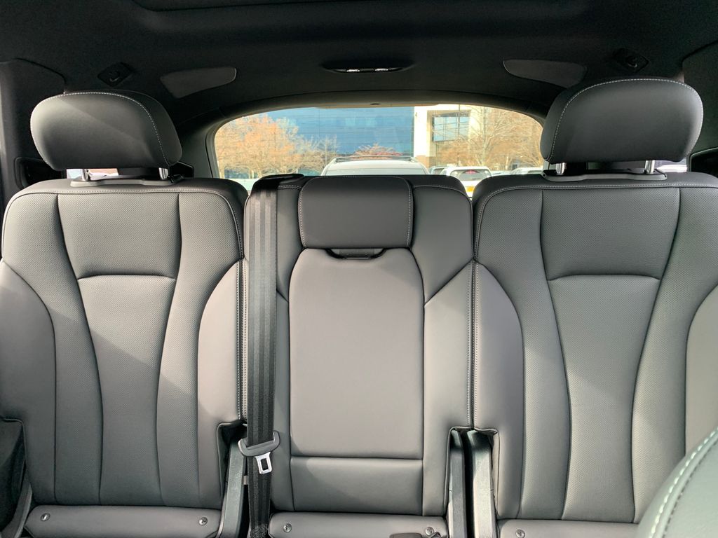 Thumbnail: 2025 Audi Q7 - 12