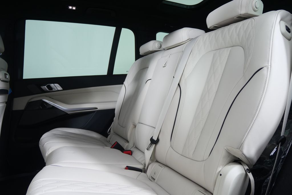 Thumbnail: 2026 BMW X7 - 16