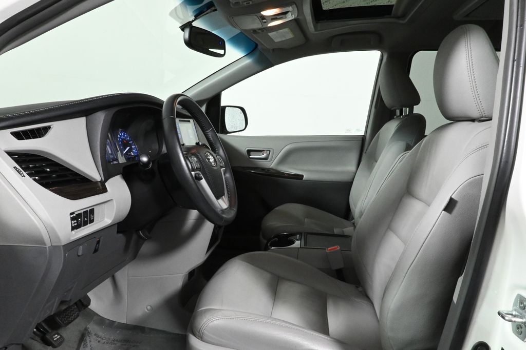 2016 Toyota Sienna XLE Premium 3