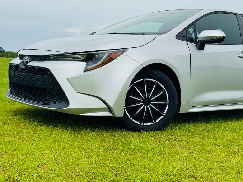 Classic Silver Metallic 2021 Toyota Corolla LE FWD Sedan Front-Wheel Drive Continuously Variable Transmission