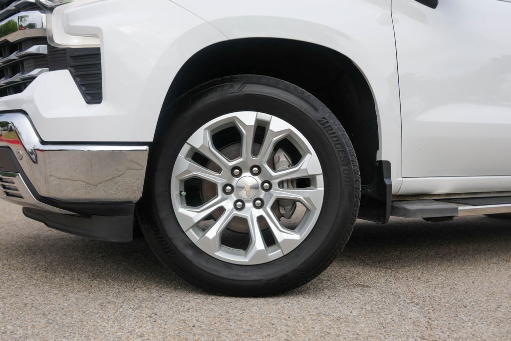 View vehicle photo 4