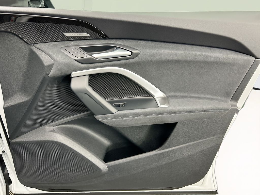 Thumbnail: 2025 Audi SQ5 - 24