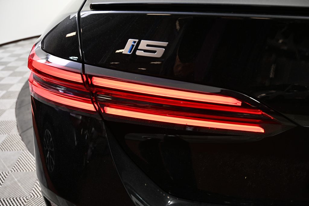 Thumbnail: 2027 BMW i5 - 11