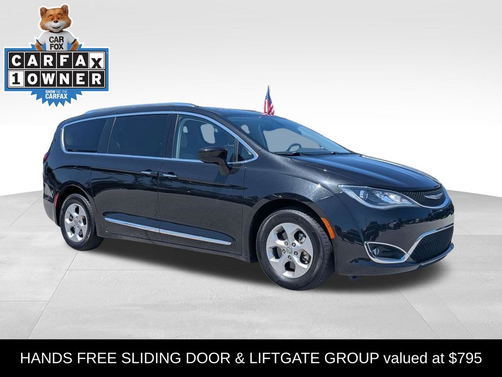 Brilliant Black Crystal Pearlcoat 2017 Chrysler Pacifica Minivan Front-Wheel Drive 9-Speed Automatic