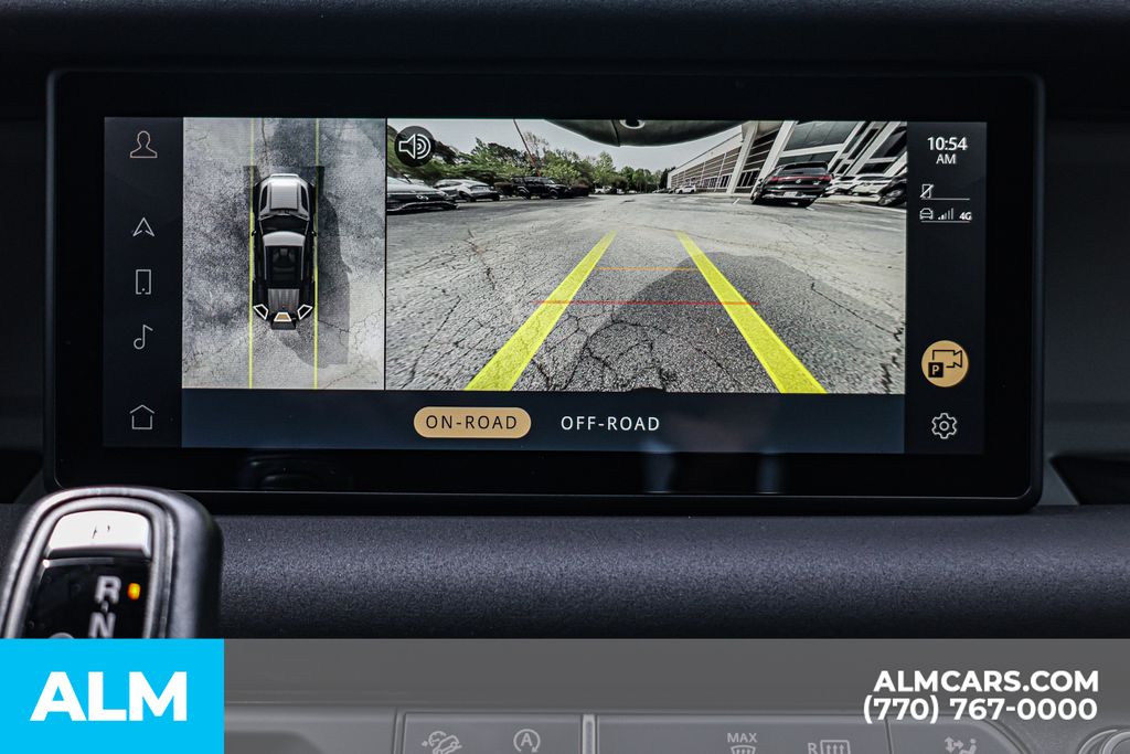 Used 2022 White Land Rover X-Dynamic SE image 34