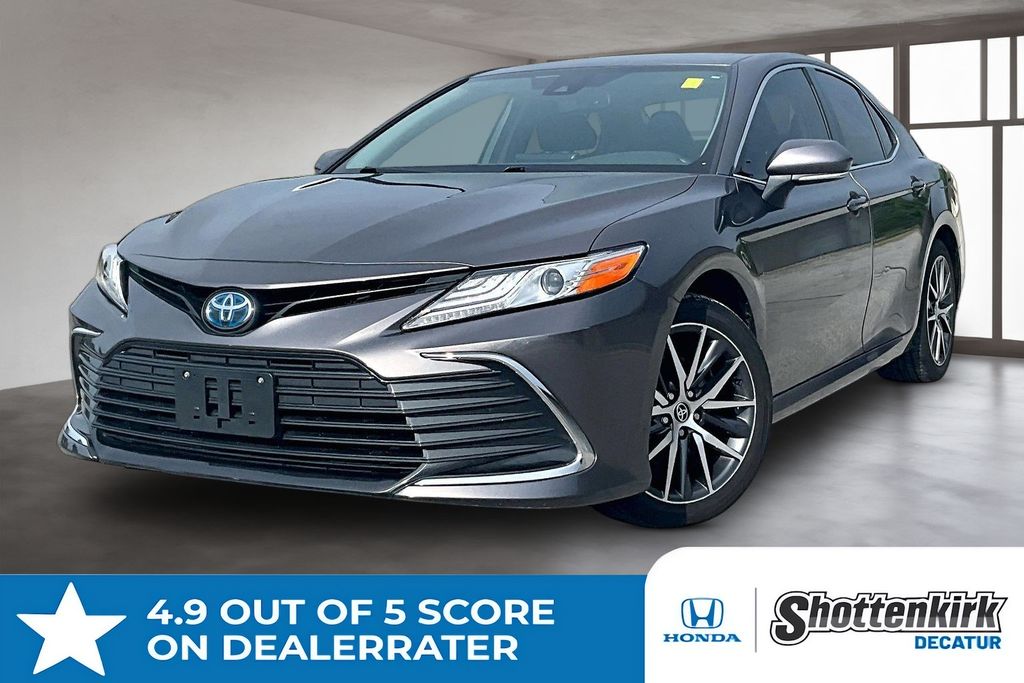 2022 Toyota Camry XLE Hybrid's photo