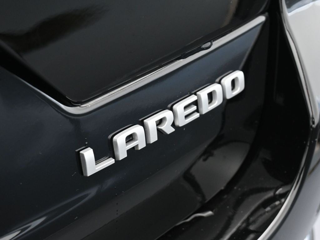 Used 2025 Diamond Black Crystal Pearlcoat Jeep Laredo image 33