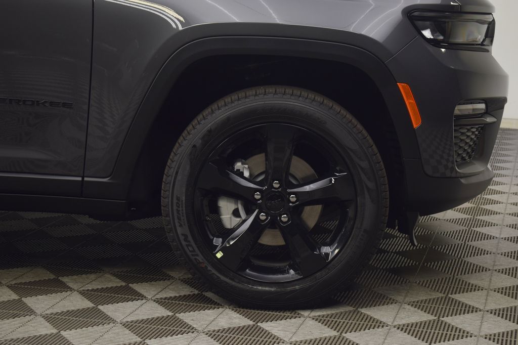 new 2025 Jeep Grand Cherokee car, priced at $44,555