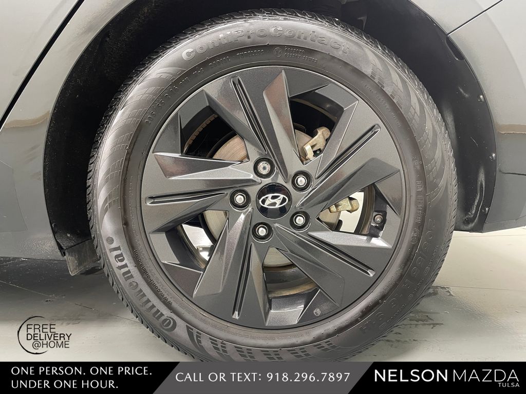 Used 2022 Black Hyundai SEL image 12