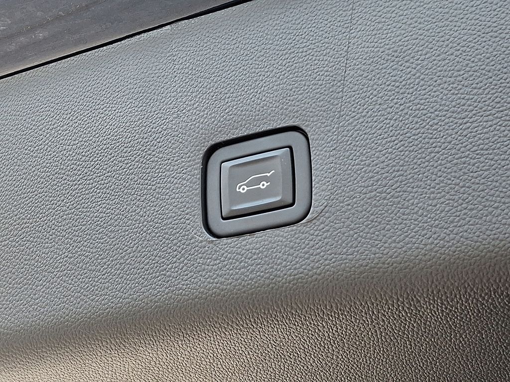 Thumbnail: 2023 Chevrolet Traverse - 32