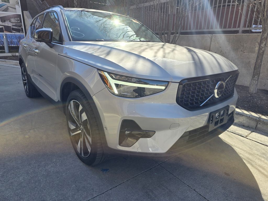 2024 Volvo XC40 B5 Ultimate Dark Theme AWD