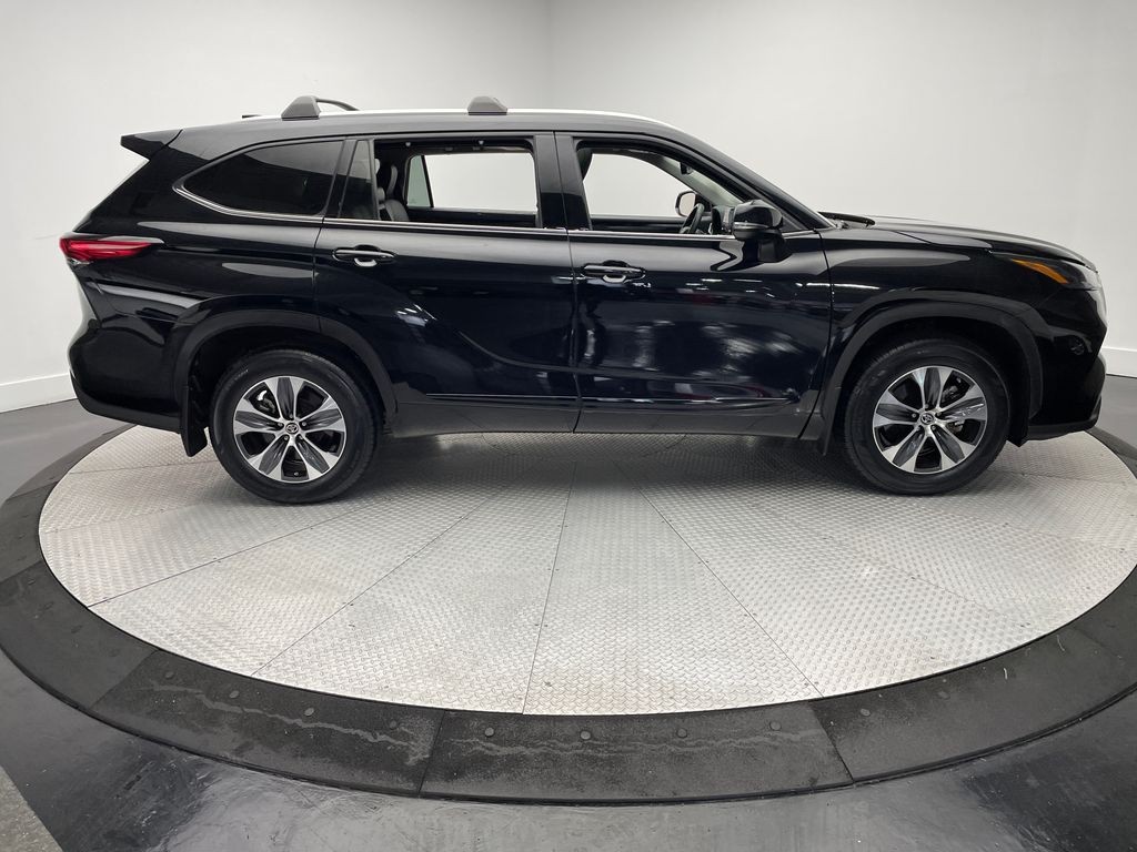 Thumbnail: 2022 Toyota Highlander - 4