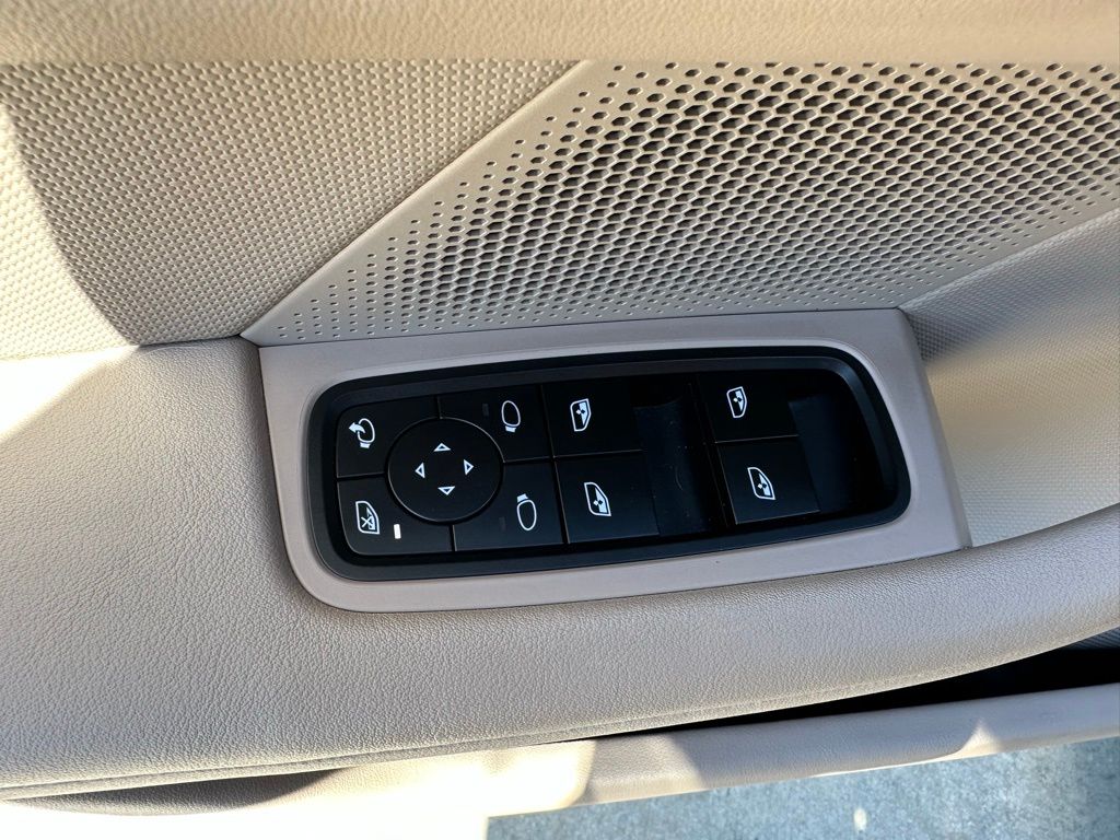 Thumbnail: 2023 Porsche Taycan - 21