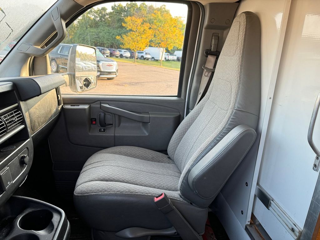 2021 Chevrolet Express Cutaway 4500 Series 22