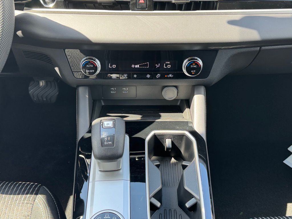 2025 Mitsubishi Outlander ES photo 19