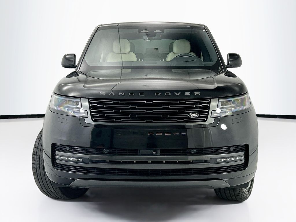 Used 2025  Land Rover SE image 2