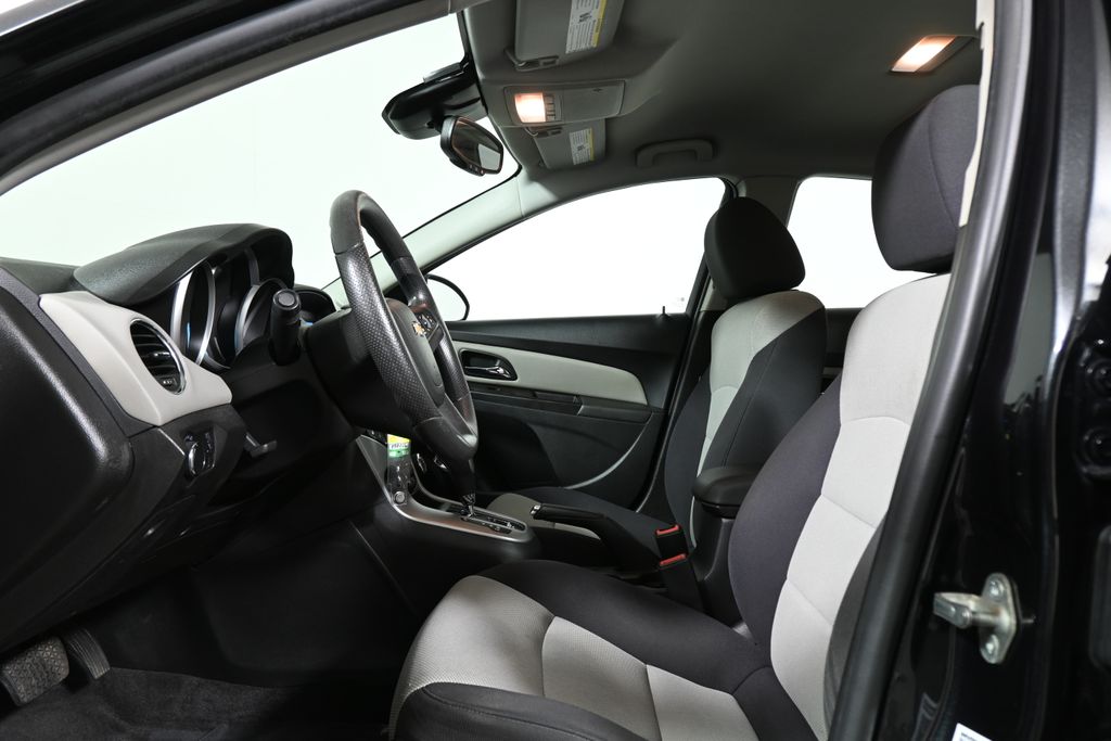Thumbnail: 2014 Chevrolet Cruze - 3