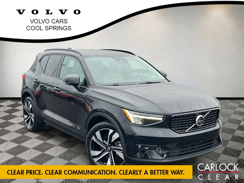 2023 Volvo XC40 B4 Plus Dark Theme FWD
