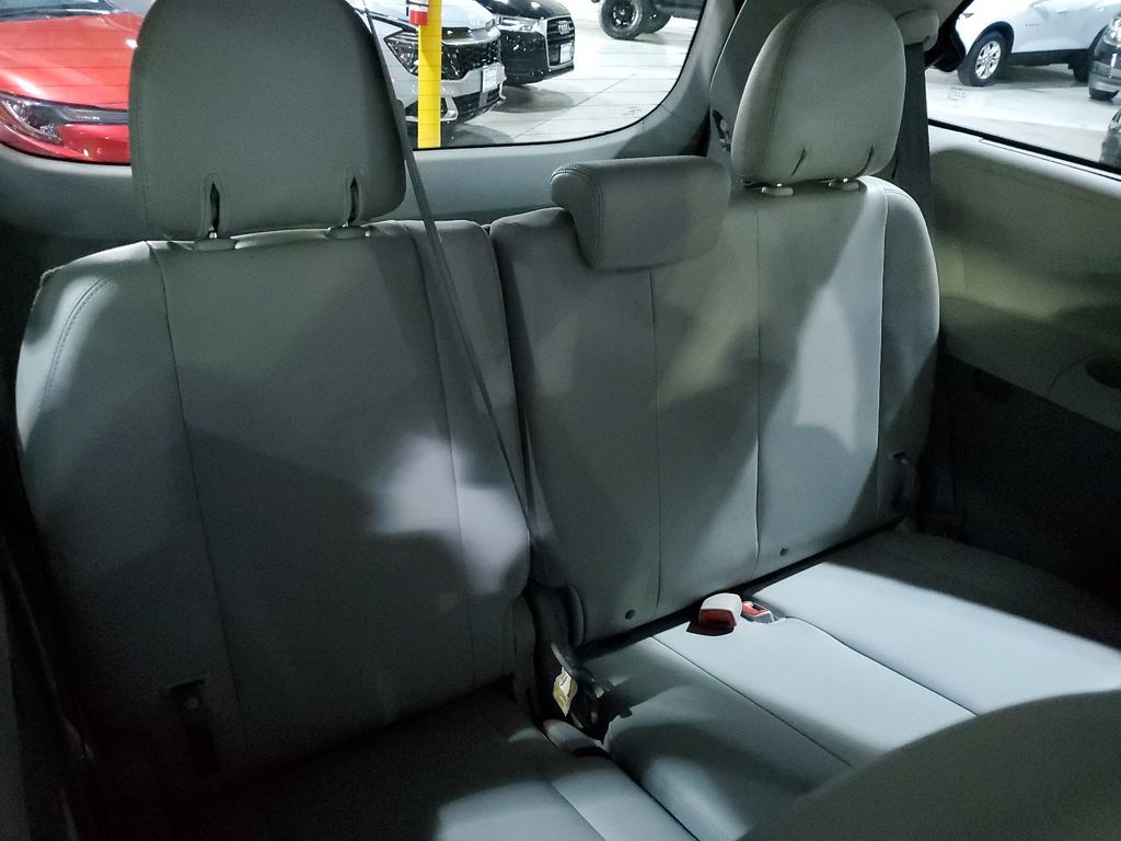 2012 Toyota Sienna XLE 24