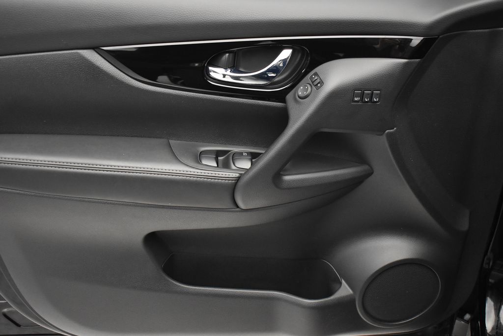 2022 Nissan Rogue Sport SL 11