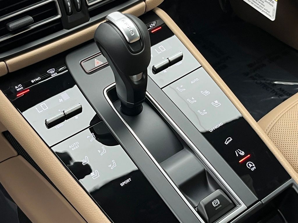 Thumbnail: 2026 Porsche Macan - 15