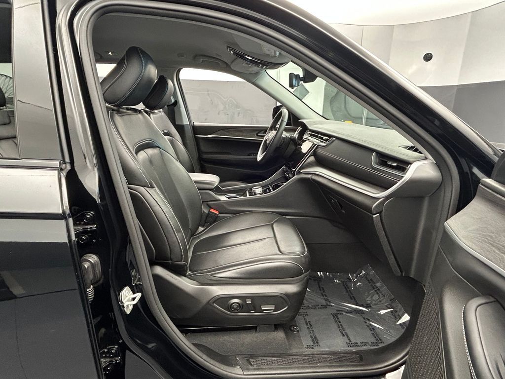 Used 2024 Diamond Black Crystal Pearlcoat Jeep Limited image 43