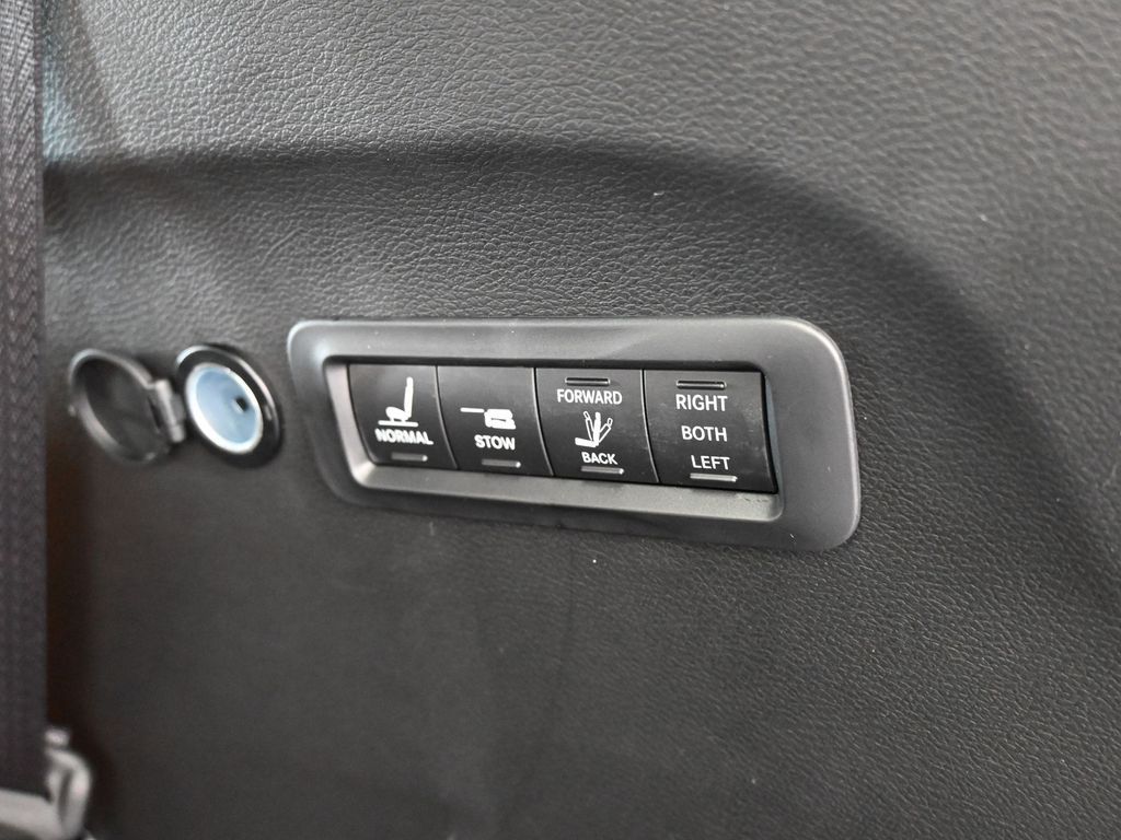 New 2026 Diamond Black Crystal Pearlcoat Chrysler Pinnacle image 44