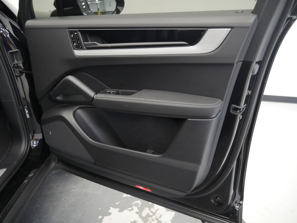 Thumbnail: 2024 Porsche Cayenne - 26